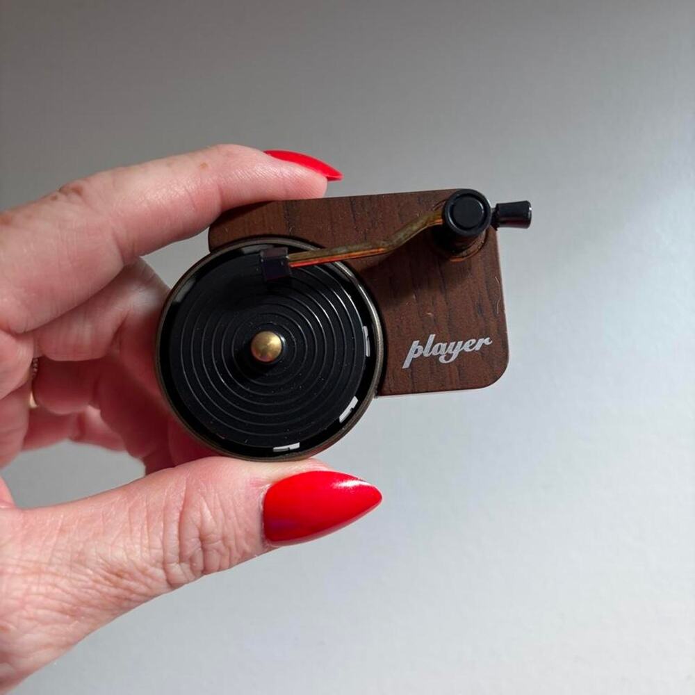 Miniature record player with 9 scents